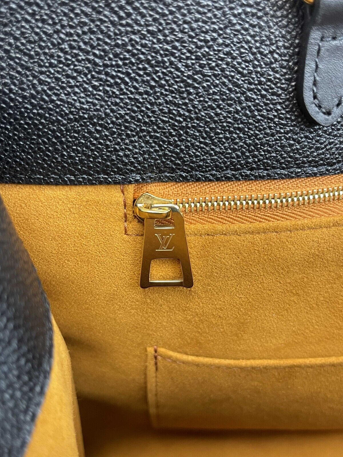Louis Vuitton - LV OnTheGo MM - Black Leather Tote w/ Shoulder Strap