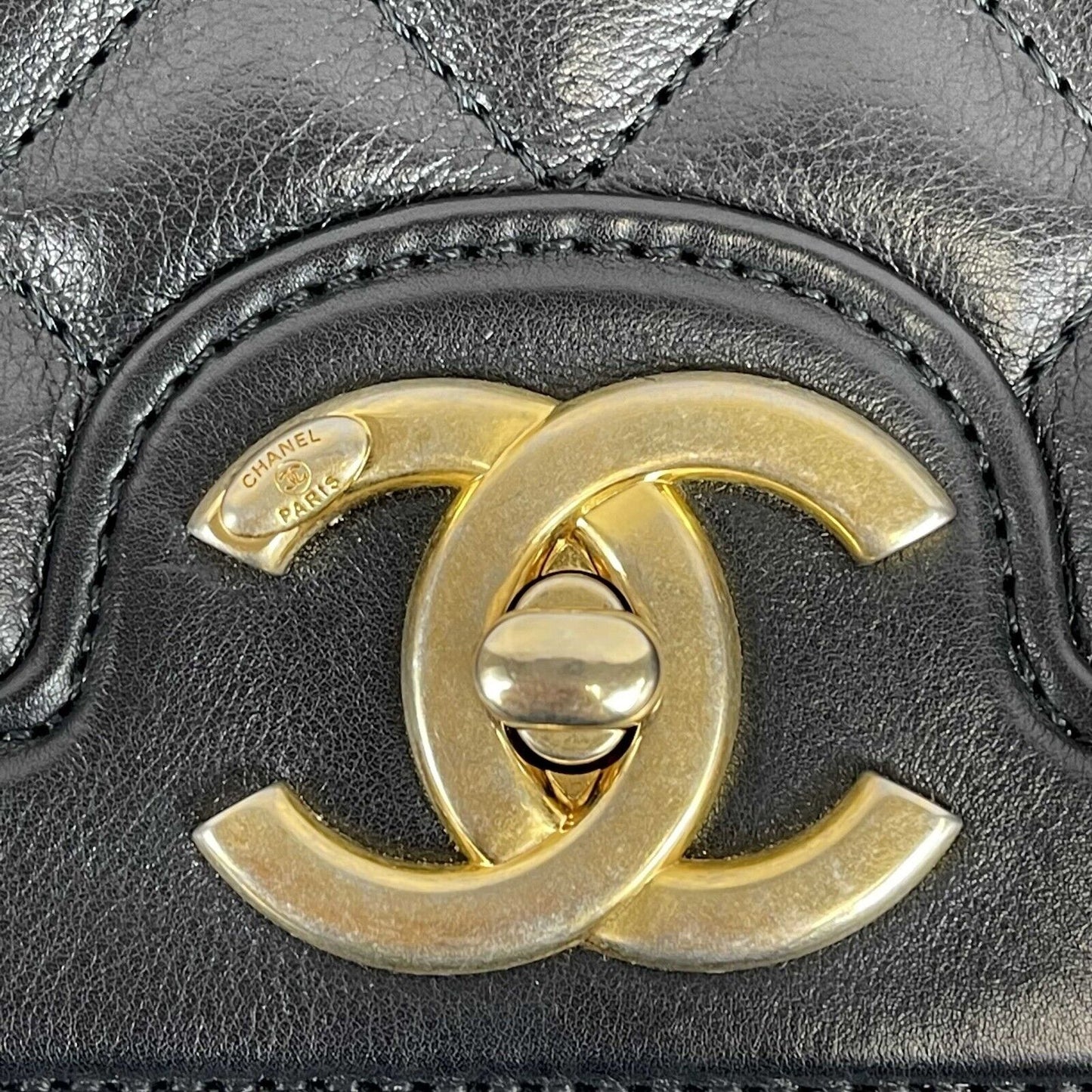 CHANEL - Chain Link CC Black Lambskin Full Flap Bag Quilted Medium Shoulder Bag