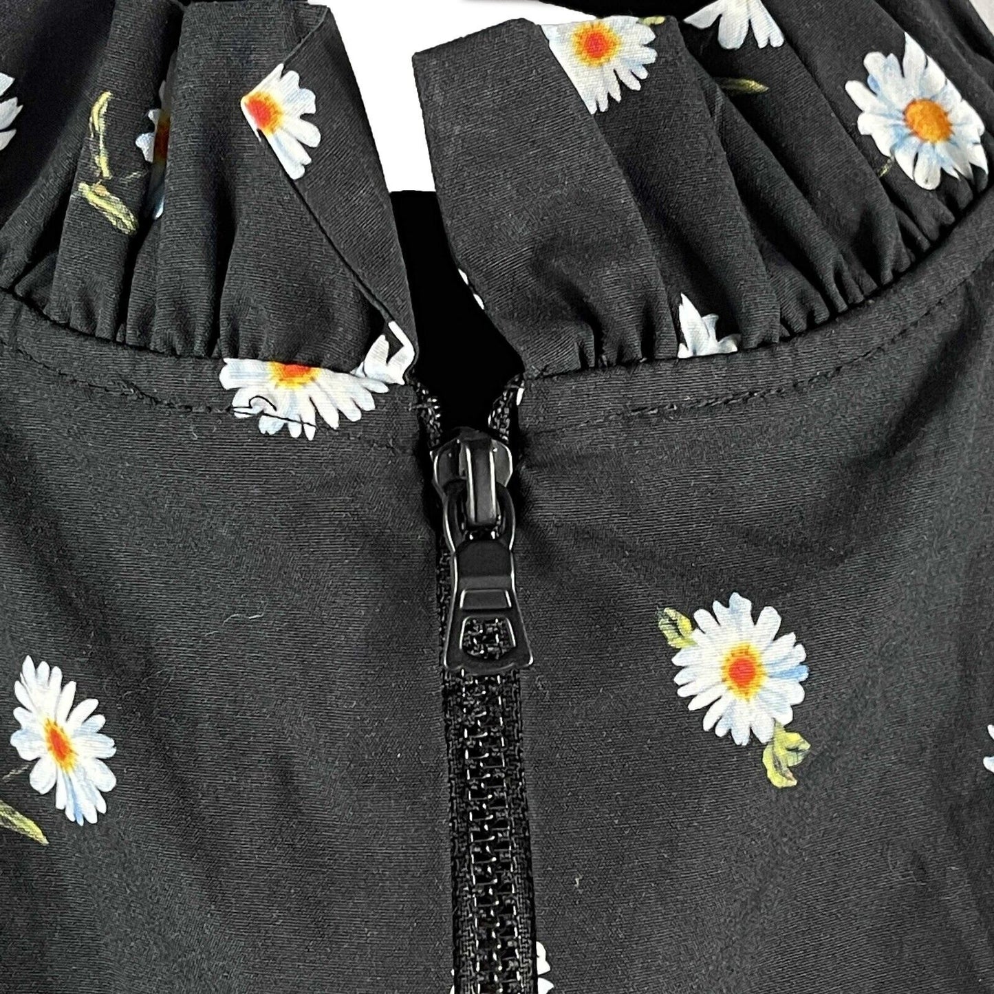 Alice + Olivia - New w/ Tags - Henrietta Tossed Daisy Ruffle Blouse - XS