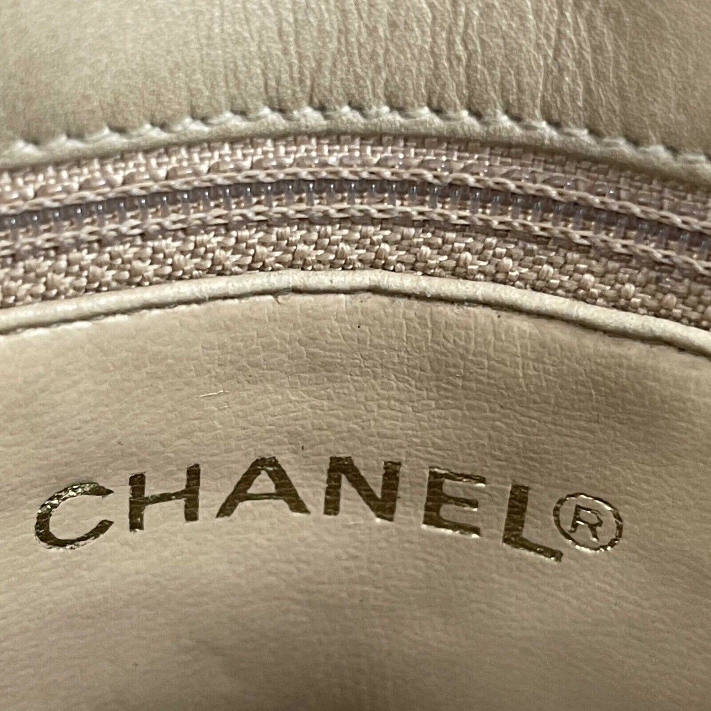 CHANEL - 90's Vintage Chevron Flap 24k - CC logo - Beige / Gold-tone Crossbody