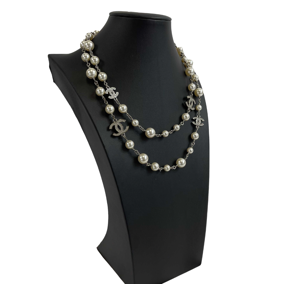 CHANEL - Excellent - A18 V Chanel Pearl Long Necklace - Silver / White FULL KIT
