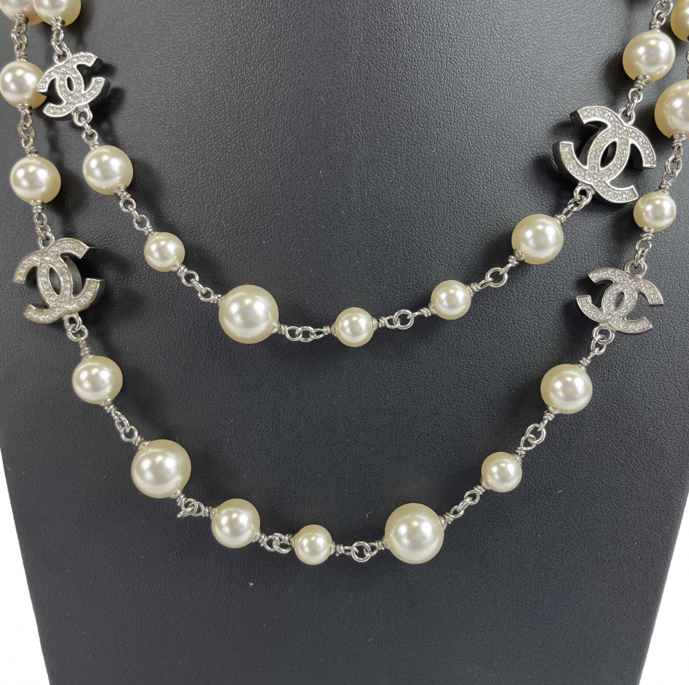 CHANEL - Excellent - A18 V Chanel Pearl Long Necklace - Silver / White FULL KIT