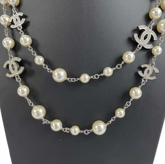 CHANEL - Excellent - A18 V Chanel Pearl Long Necklace - Silver / White FULL KIT
