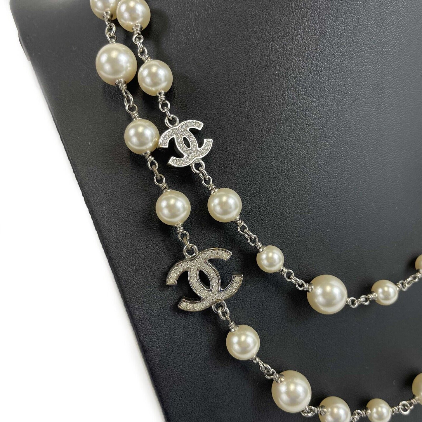 CHANEL - Excellent - A18 V Chanel Pearl Long Necklace - Silver / White FULL KIT
