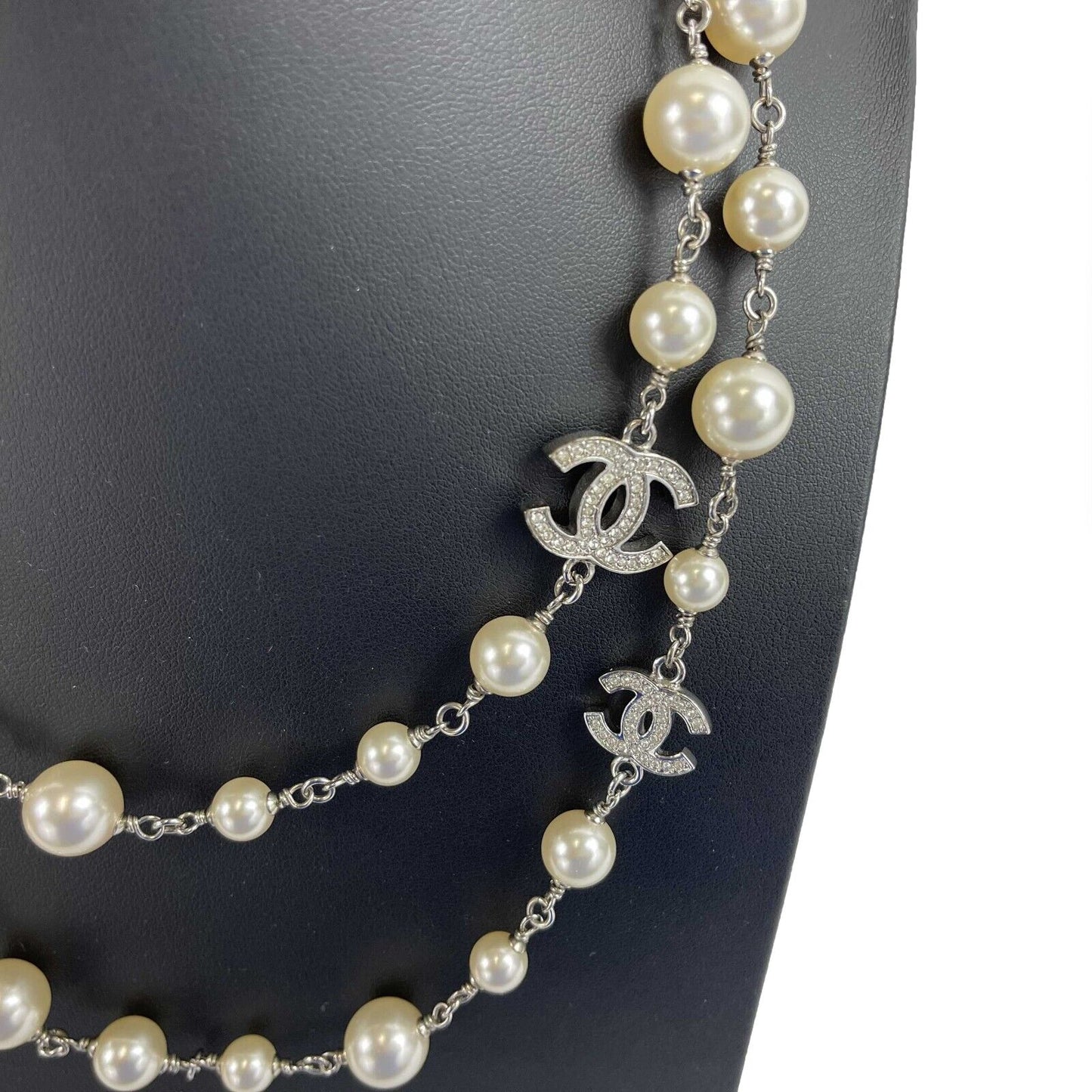 CHANEL - Excellent - A18 V Chanel Pearl Long Necklace - Silver / White FULL KIT